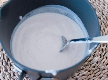 step1: 將優格放入小鍋內，用小火煮數分鐘 （如你用的優格沒有加糖，可加少許糖）