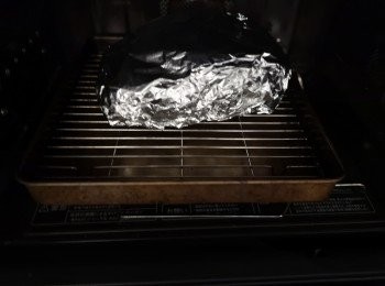 step3: 預較時間40分鐘，用錫紙包裹雞隻，<a href="https://bit.ly/3EZL8dD" target="_blank" data-keyword="雞胸" class="guide-link"><strong>雞胸</strong></a> <span style="display:inline-block;vertical-align:middle;margin-top:-3px;color:initial;border-radius:3px;padding:2px 3px;font-size:12px;line-height:14px;background:#87d300;color:#fff;">即買</span> 向上焗，中途反轉再焗。