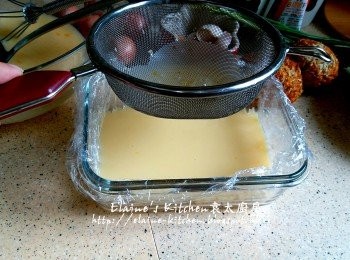 step2: 蒸盆放上一層保鮮紙 , 將豆漿蛋液用篩網隔去多餘泡沫及雜質