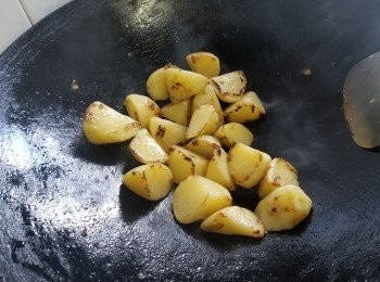 step8: 將薯仔煎至金黃色