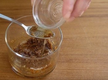 step4: 將粉狀芝麻加入芝麻粒、砂糖、醬油後，分2次以上加入水，攪拌至滑順