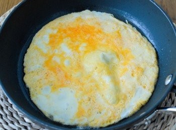 step1: 燒熱鑊後下油，煎雞蛋