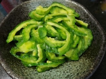 step1: 涼瓜，清洗後去核切幼條