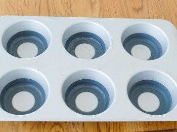step2: 在鬆餅模內塗一層油(煮食用油油或牛油都可以）