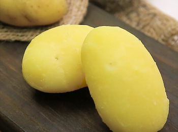 step4: 輕鬆用手剝掉薯仔的皮。