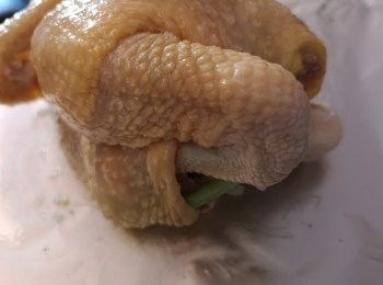 step2: 將薑片和蔥段塞入雞肚內。