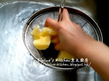 step3: 薯仔去皮切件 , 用水沖一沖洗及瀝乾
