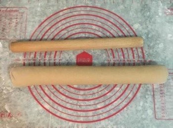 step15: 捲成圓筒長條狀，可以輕輕的推滾一下，讓厚度平均，表面更平整；