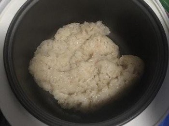 step6: 拌勻，請試吃並自行調整喜歡的甜度。 備註：用了棕櫚糖所以糯米顏色偏深。