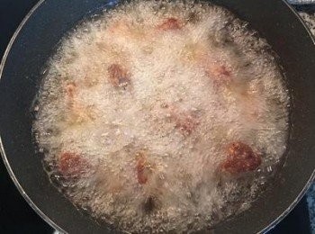 step5: 排骨入鍋炸酥，此次約只需炸5-10秒即可起鍋；