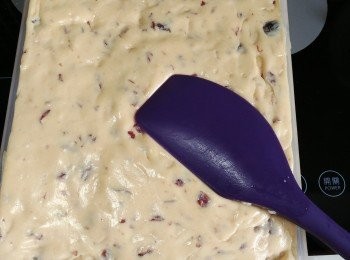 step5: 放入盤中壓平，待完全涼透後即可切割。