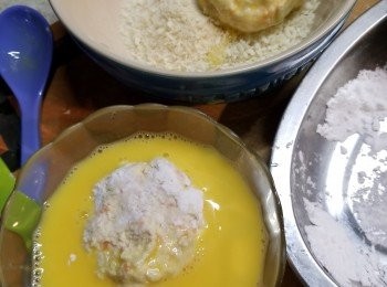 step3: 再沾滿蛋漿(1隻雞蛋打散),再沾滿麵包糠