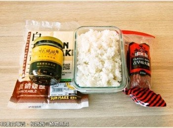 step1: 準備白豆干、和風鰹魚黑菇醬、火腿、剩飯與玉米粒等<span class="group_1">食材</span>。