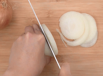 step1: 洋蔥圈，先切成一片片，然後用手推出變成洋蔥圈。