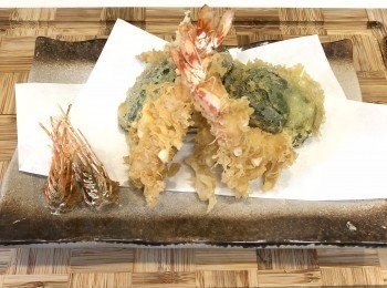 step11: 最後上碟，放好炸物吸油紙，排好炸蝦，完成。