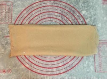 step11: 將桿好的麵糰摺三摺後，工作檯上再灑些麵粉，再桿成長方型；儘量要將麵糰桿壓到邊緣外，這樣麵糰中摺疊時如有氣泡才會被擠出去；