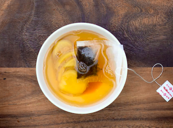 step1: 先放入洗淨切片的薑片，再放入紅茶包，紅糖，最後倒入適量的熱水，攪勻即可。