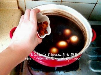 step7: 加入雞蛋及圓肉  , 再蓋上蓋繼續用慢火煲15分鐘