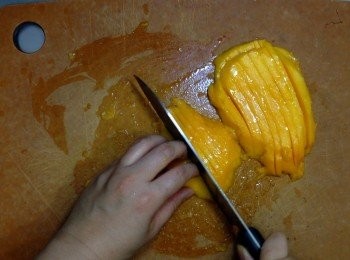 step6: 芒果去皮切絲