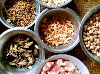 step1: 將豬肉切碎醃製，黑胡椒或加入料酒，糖，腐乳醃製都行，如果喜歡吃肉的話，建議切大塊長條的肉，吃起來比較爽，要醃製的豬肉，可以提前醃製，再放入雪櫃一夜，更入味。