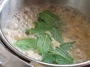 step6: 將青檸汁加入後，放入金不換，拌勻即可。