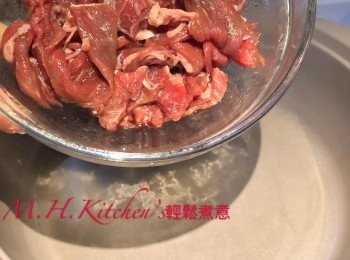 step6: 洋蔥，牛肉略炒，牛肉炒至半熟盛起備用