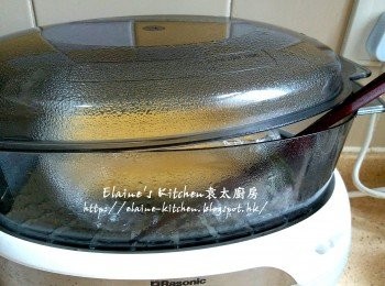 step4: 用筷子將蓋留縫隙(可避免蒸出來的豆腐過老或變火山口) , 再蒸25分鐘