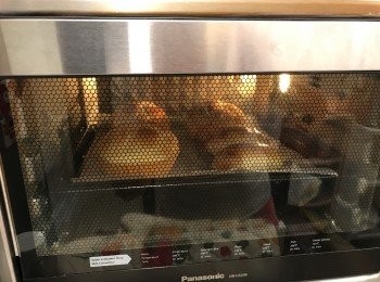 step9: 放入焗爐，170度15分鐘，焗好後將麵包移到架上放涼