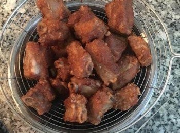 step6: 經過搶酥的排骨會非常乾爽不含油喔～