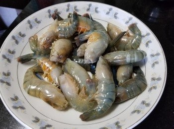 step2: 清洗後將尖刺部分及蝦腳剪掉