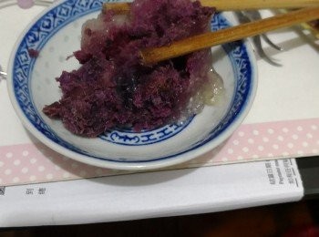 step2: 將紫薯去皮切塊蒸熟後搓成泥混合煉奶黏成糰分割好成一個個丸狀約30克左右的饀