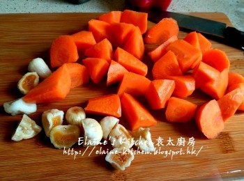 step3: 霸王花用水沖洗乾淨 , 紅蘿蔔去皮切件 , 無花果切半