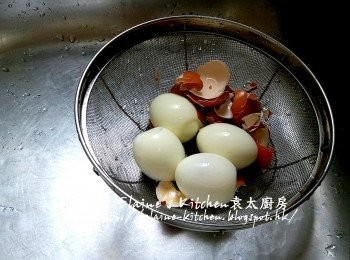 step3: 用水沖一沖洗雞蛋至涼 , 去殼備用