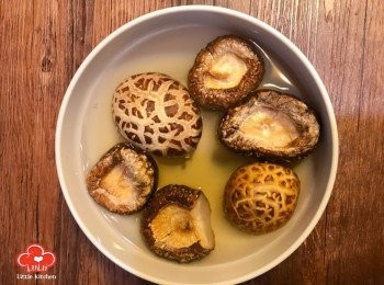 step3: 將冬菇用清水浸淋身