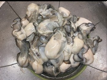 step1: 蠔仔用水、生粉分兩次沖洗至乾淨