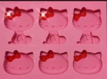step5: Hello Kitty啫喱糖造型：
第一層倒入士多啤梨啫喱水在Hello Kitty模的蝴蝶結位置，
雪30分鐘再到另一層顏色。