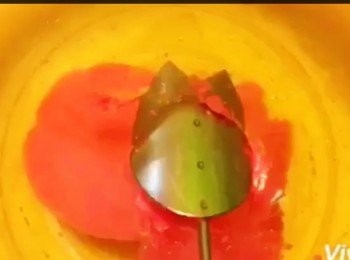 step5: 用已注入粉红椰漿的針筒刺入啫喱圍住花芯側邊注射6至8針做出花瓣效果（甚麼造型除自己喜歡）