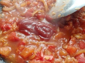 step5: 蕃茄煮到差不多溶的時候加入ketchup, 炒勻後試味, 太酸就落多少許糖。想多d蕃茄醬就落少少熱水, 但記得要煮到水份差不多乾先上碟, 如果唔係就會變得水汪汪