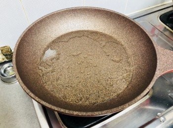 step4: 拿出一隻平底鑊。燒熱後倒入一點點油，然後塗均整隻鑊。