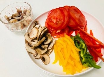 step1: 將<span class="group_2">配料</span>洗淨，然後切條或切片備用。