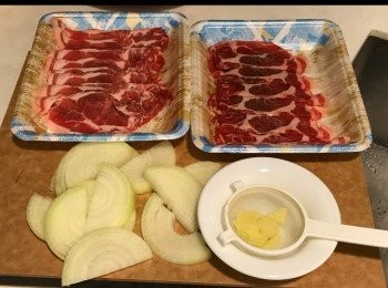 step1: 準備好材料，洋蔥切絲， 薑磨成蓉。