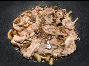 step7: 剛煮好的豚肉，再把薑汁加進去稍拌煮一下，豚肉粉嫩粉嫩的樣子，好吸引。盛起豚肉， 再用另外器皿把<span class="group_2">醬汁</span>盛起來， 備用。