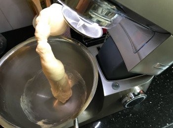 step2: 加入已室溫放軟的牛油，用2速攪3分鐘，轉3速攪5分鐘至成團有薄膜