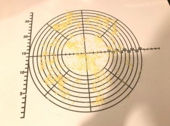 step2: 在工作枱面上灑上一層芝士碎