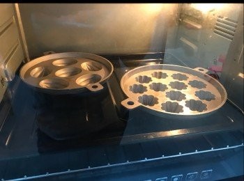 step1: 清洗好模具，用200度焗10分鐘，如果用膠質模具不用。
取出模具搽上菜油，多也不怕，一定搽得平勻，200度焗5分鐘。