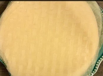 step1: 將一塊濕布包著砧板上，可保持米紙的濕度。

泡米紙於水中浸濕，並且立即取出，放在砧板上