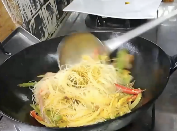 step3: 落米粉和<span class="group_2">調味</span>炒到出香味 , 最後落蔥段和芽菜炒幾下就完成 , 非常簡單 , 食時加些炒芝麻更美味 .....