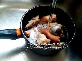 step2: 將出水後豬尾骨用水沖一沖洗油份 , 碎骨 , 瀝乾水份