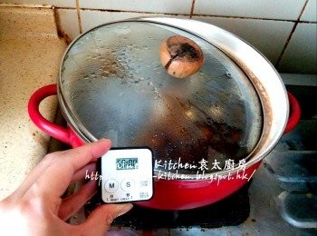 step5: 先用中火煲15分鐘 , 再蓋上蓋轉慢火煲1小時