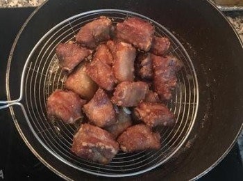 step4: 待排骨炸熟炸上色後，先撈起，可以看到炸油是非常乾淨的喔～接著開大火讓油溫升高到180度左右；